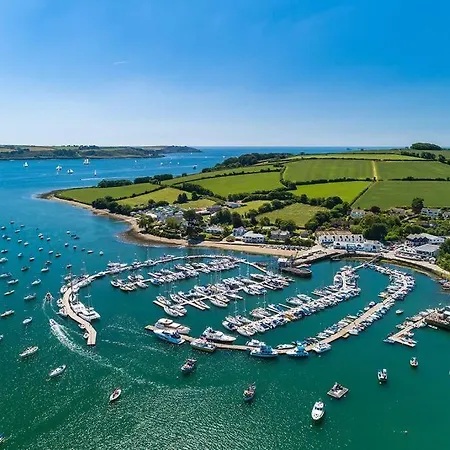 Semesterbostad Luxury Retreat With Hot Tub & Wood Burner - Mylor *