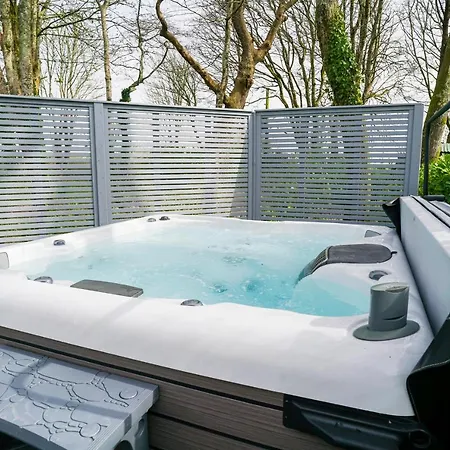 Semesterbostad Luxury Retreat With Hot Tub & Wood Burner - Mylor *