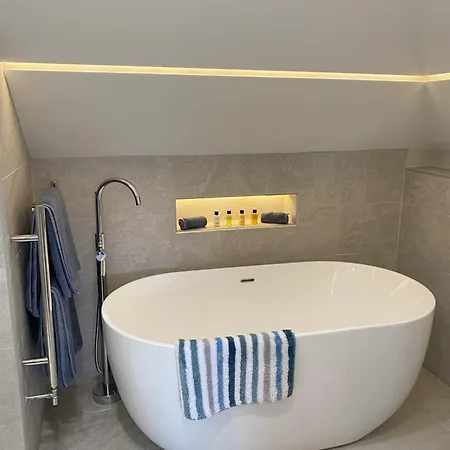 Semesterbostad Luxury Retreat With Hot Tub & Wood Burner - Mylor Falmouth